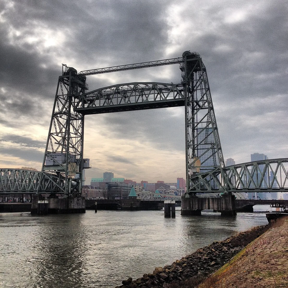 Die ehemalige Eisenbahnhubbrücke De Hef in Rotterdam