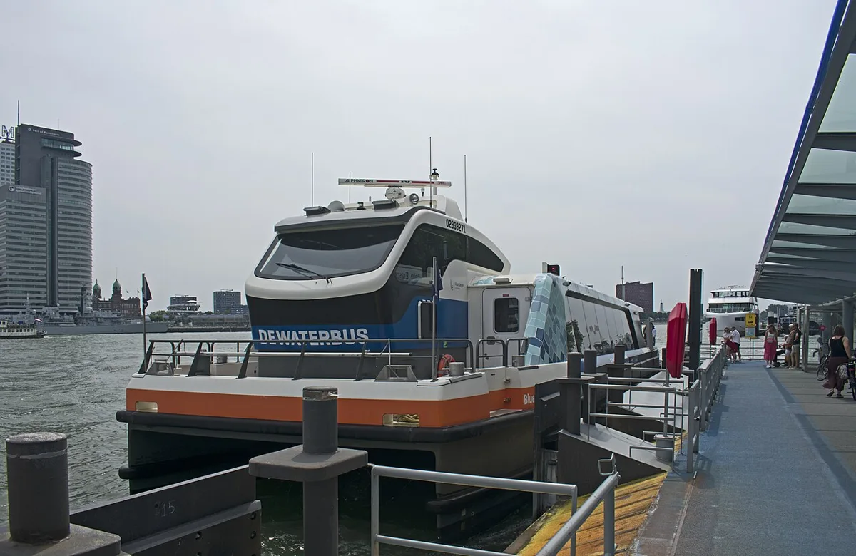 Wasserbus in der Region Rotterdam