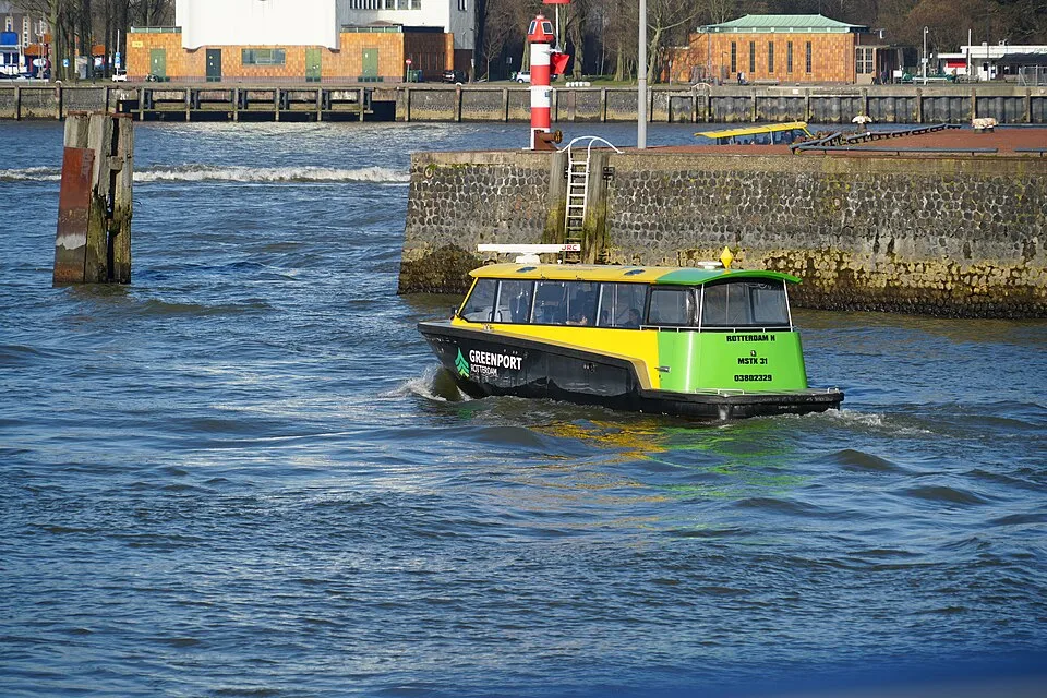 Elektrisch betriebenes Wassertaxi im Maashaven von Rotterdam