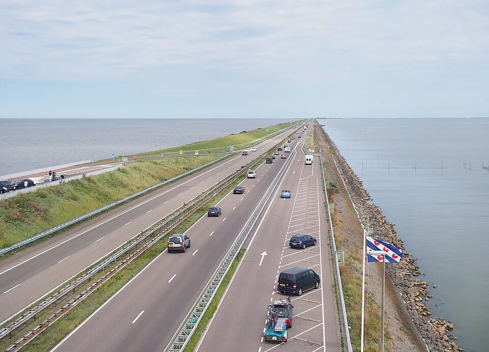 Straße und Radweg auf dem Afsluitdijk