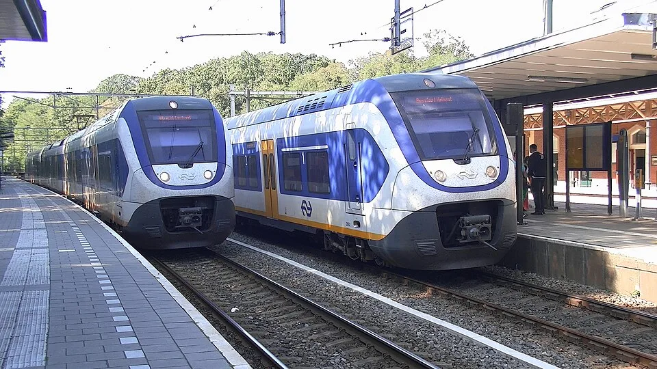 Zwei NS-Sprinter vom Typ SLT am Bahnhof Baarn